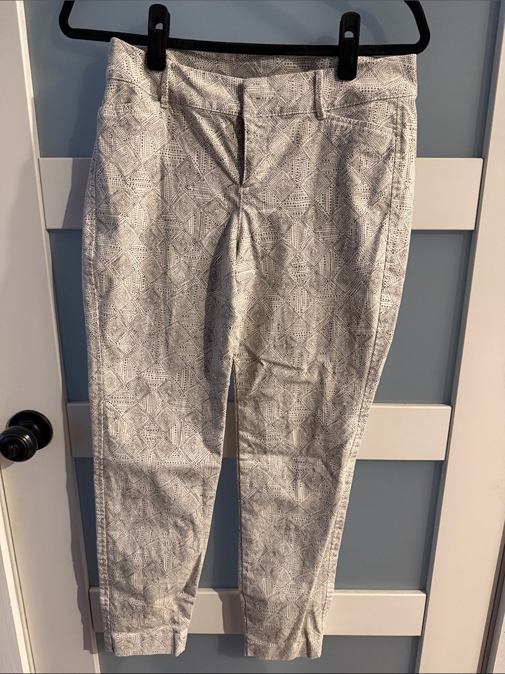 Old Navy White & Tan Geo Print Cropped Ankle Pants
